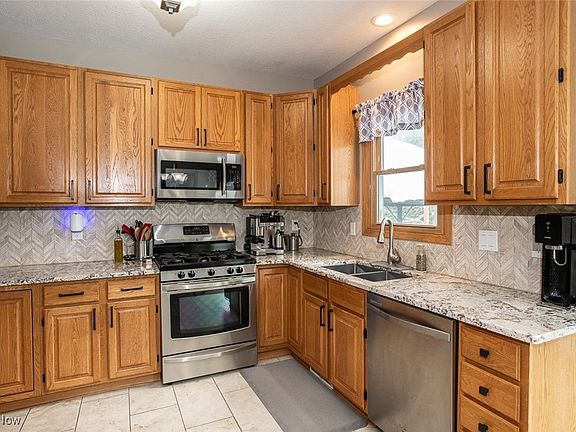 3rd image of 10145 Foxwood Dr