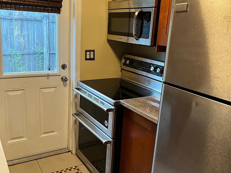 631 Lyndhurst St — Photo 5
