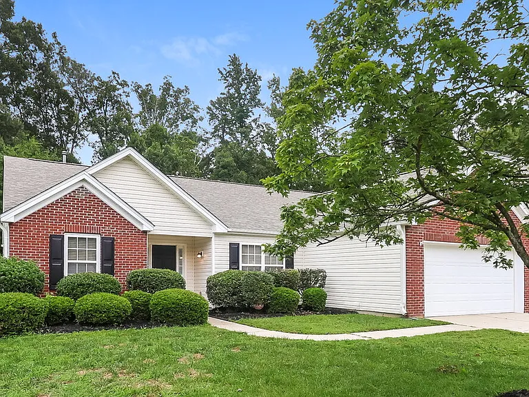 2111 Hunters Trail Dr — Photo 3