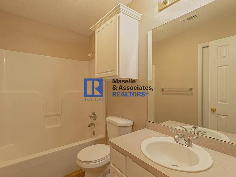 413 Woodlake Ln — Photo 11