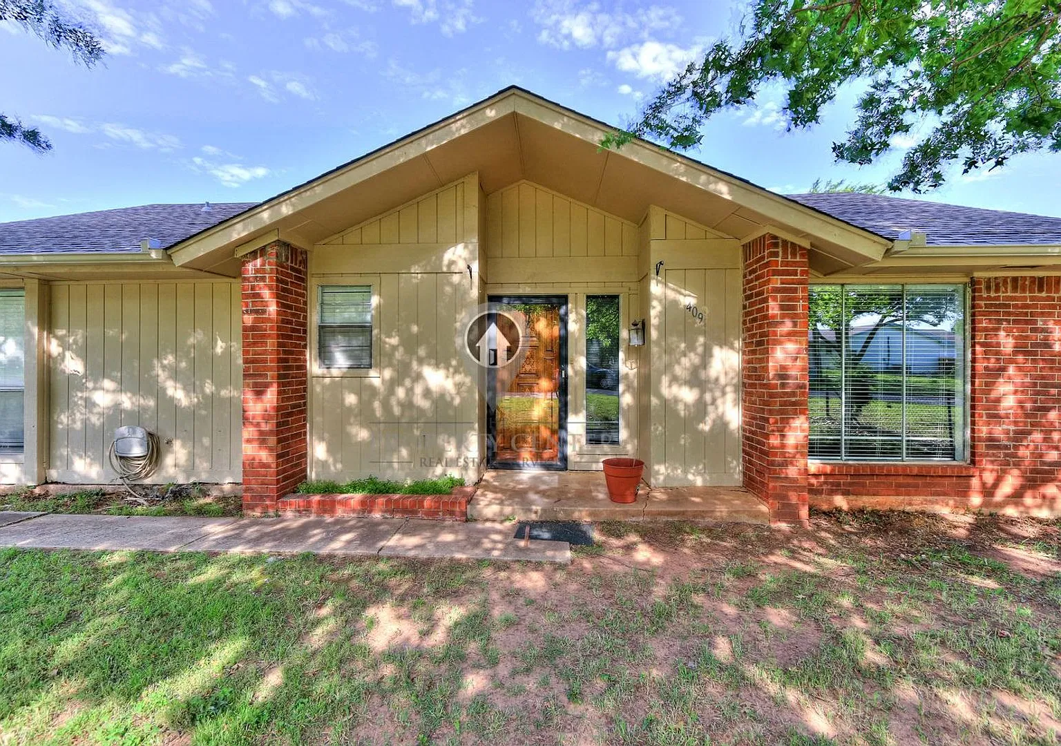Charming 2-Bedroom, 2-Bath Home on a Spacious Corner Lot in Midwest City! — Photo 4