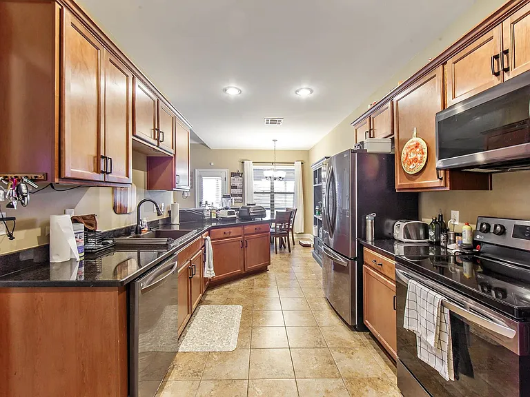 173 Laverne Dr — Photo 6