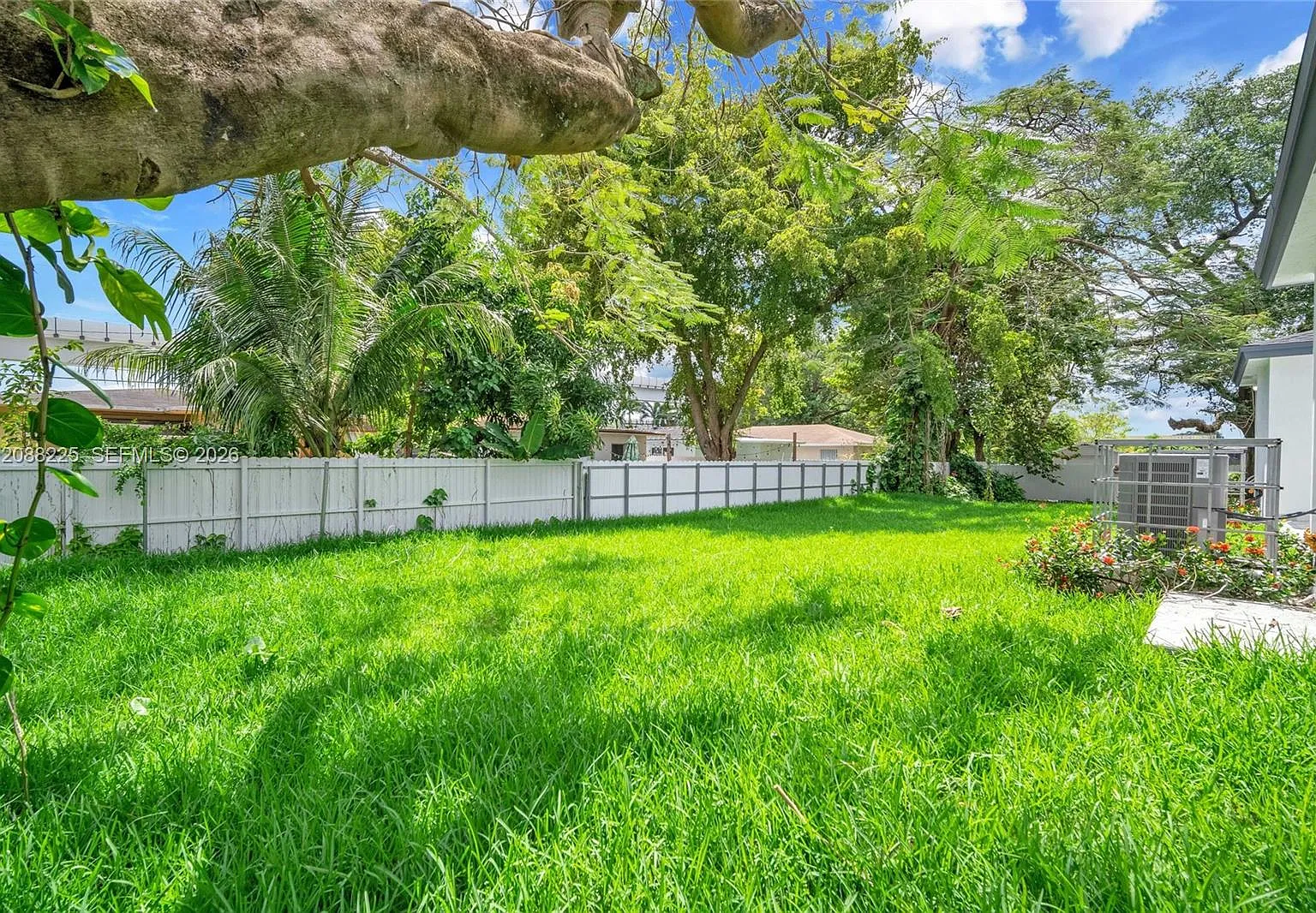 3 bed, 2.0 bath, 2152 sqft, $3,100 — Photo 4