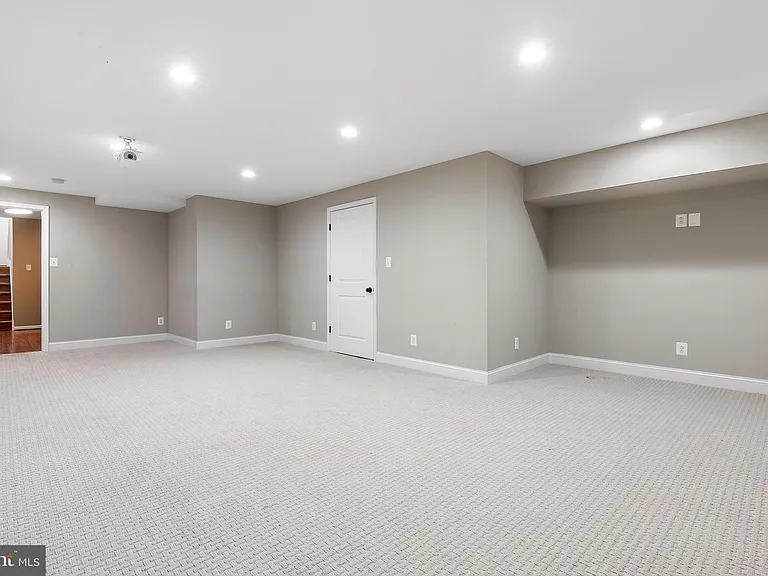 271 Yorktown Ct — Photo 32