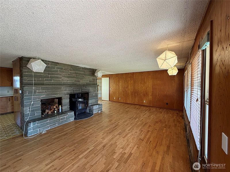 3rd image of 821 Danielson Road