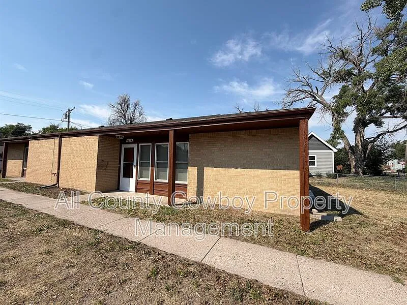 3 bed, 1.0 bath, 1000 sqft, $1,575 — Photo 2