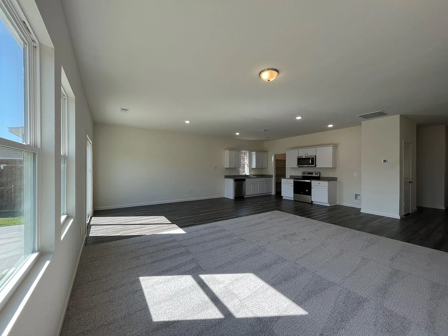 3 bed, 1589 sqft, $1,950 — Photo 2