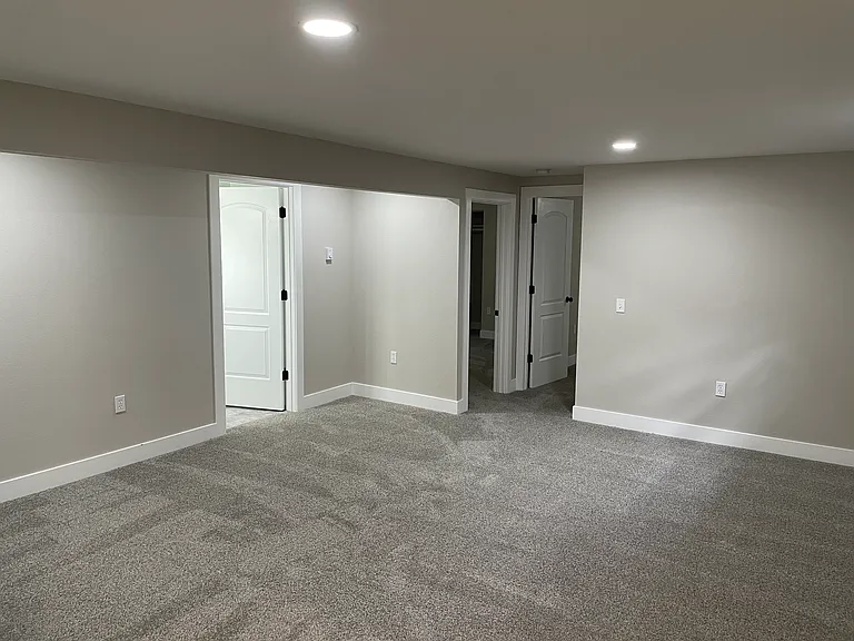 425 S Utica St — Photo 8
