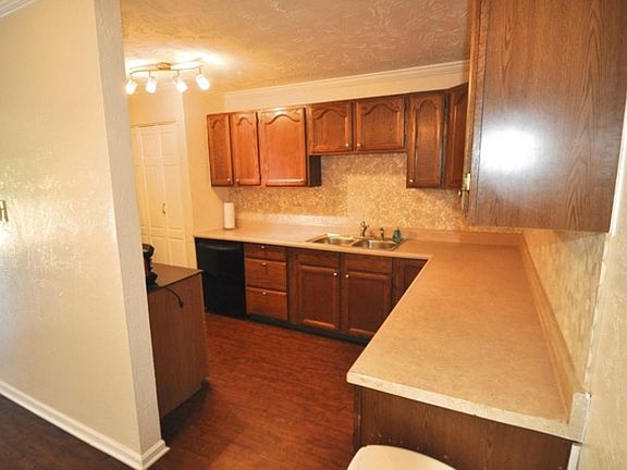 2nd image of 100 Willow Ln #120