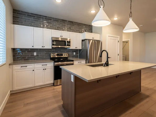 3915 E Razor Dr, Washington, UT 84780
