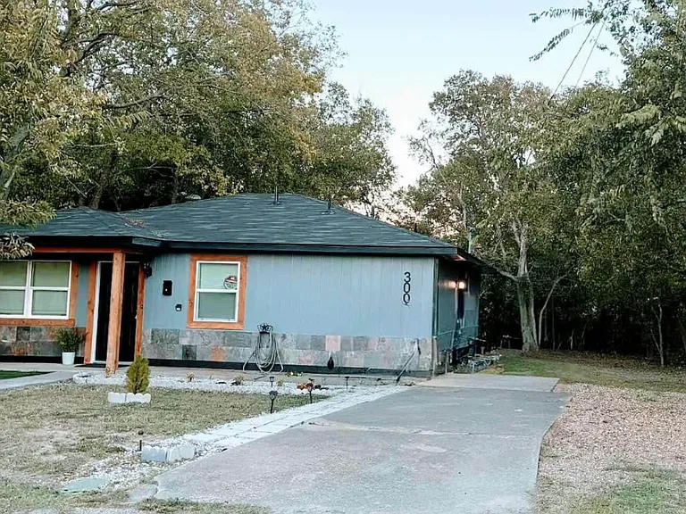 300 Poplar St — Photo 2