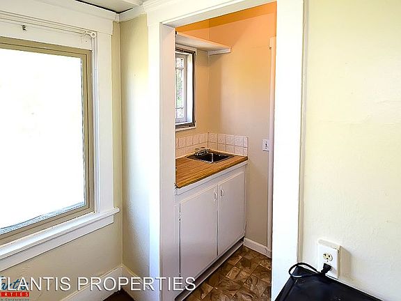 5th image of 417 S 8th St APT 05