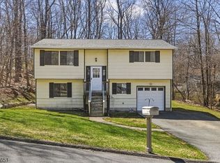 28 Karen Rd, Highland Lakes, NJ 07422