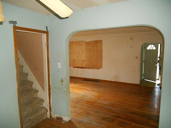 4th image of 4305 Metropolitan Ave