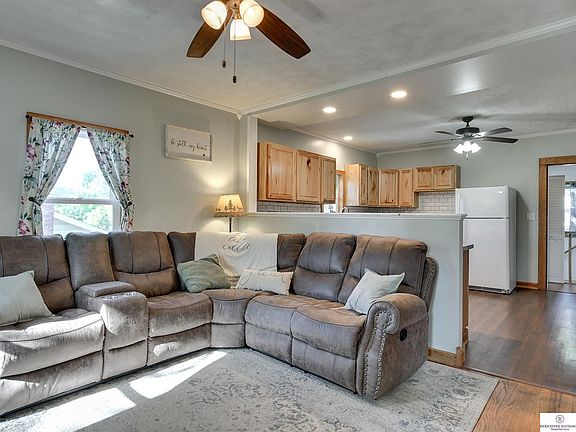 5th image of 409 Oak St