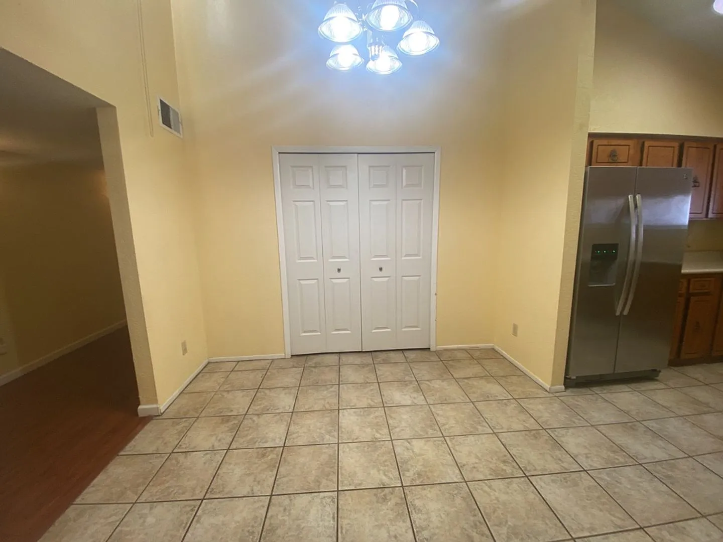 Large 3 bedroom/2 bath home with an office/den & screened in patio — Photo 4