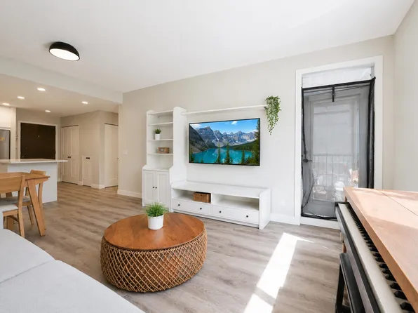 615 Cottonwood Ave #307, Coquitlam, BC V3J 2S5