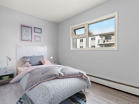 3rd image of 411 Lorne St N #7