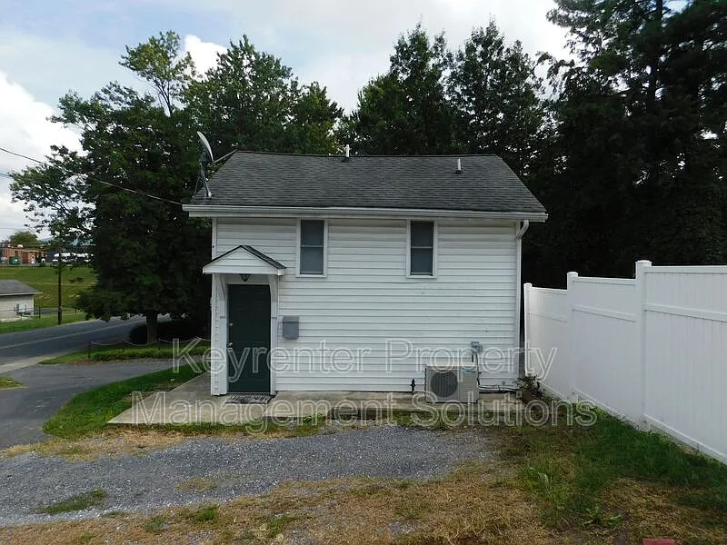 1 bed, 1.0 bath, 600 sqft, $900 — Photo 1