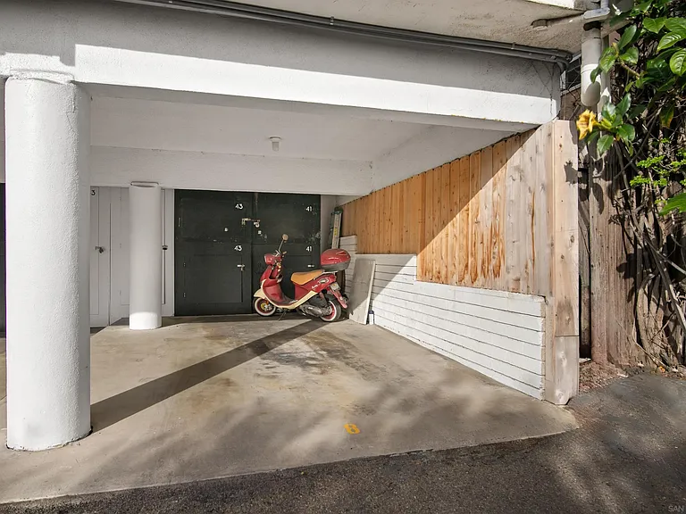 1841 Linwood St — Photo 24