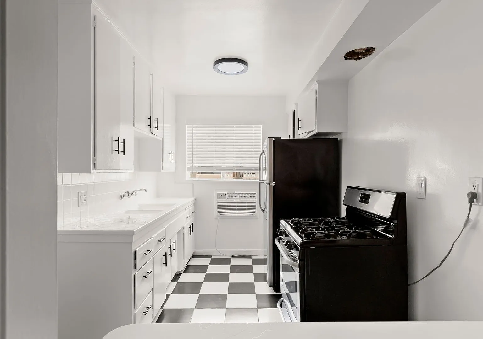 Newly Remodeled Apartments in the Heart of LA — Photo 4