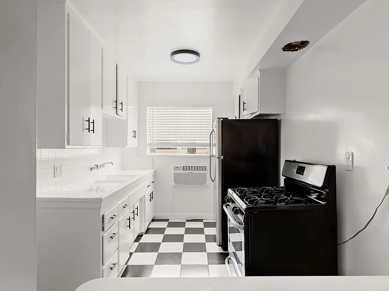Newly Remodeled Apartments in the Heart of LA — Photo 7