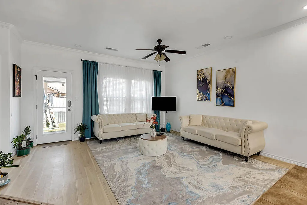 3 bed, 2.0 bath, 1301 sqft, $2,500 — Photo 4