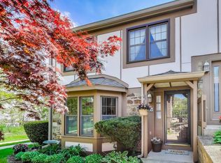 1022 Oakview Dr, Wheaton, IL 60187