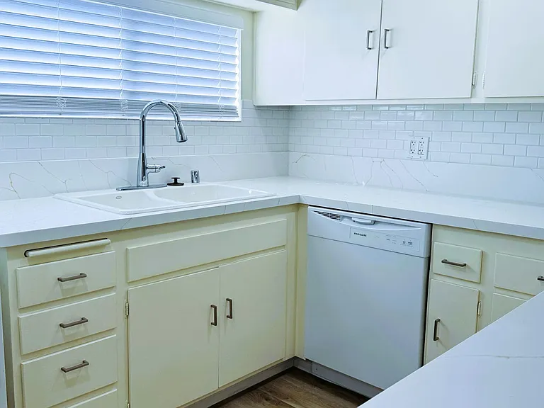 2105 E Petunia St — Photo 6