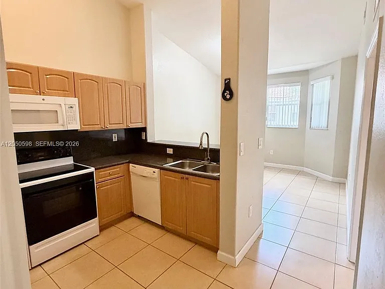 1652 SE 28th St #202 — Photo 12