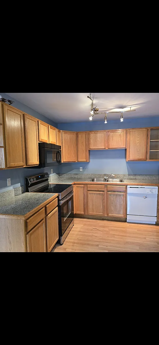 Building Photo - 1-18 Willow Way #5