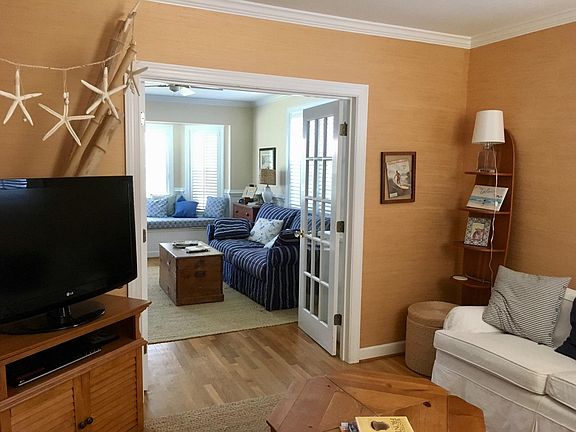 5th image of 109 Bay Colony Dr