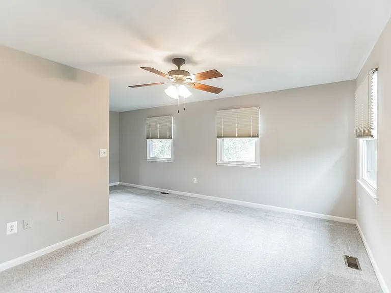 5335 Lake Cove Ct — Photo 17