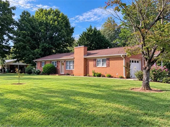 776 Country Club Dr, State Road, NC 28676