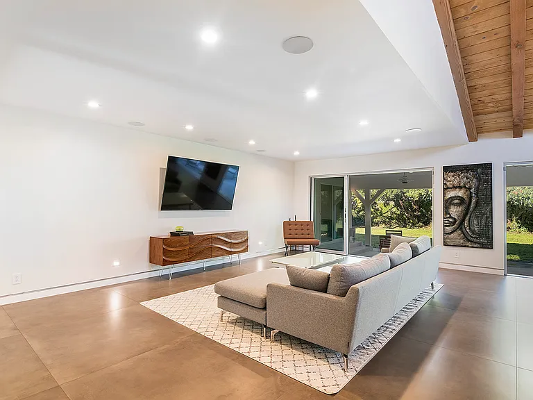 6561 Lasaine Ave — Photo 7