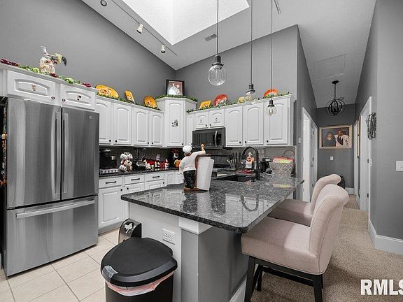 3rd image of 3208 Holiday Ct