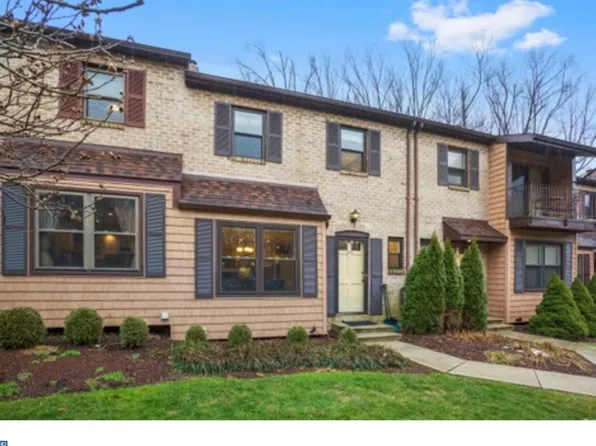 215 Bishops Dr, Aston, PA 19014