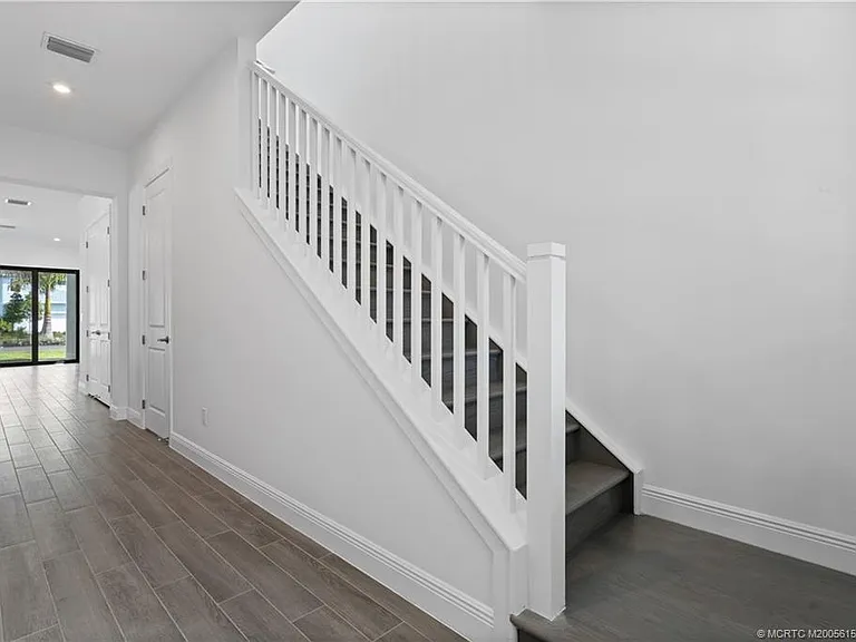 870 SW Newfield Ave — Photo 18