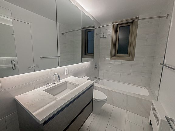 4th image of 101 W 55th St #1004