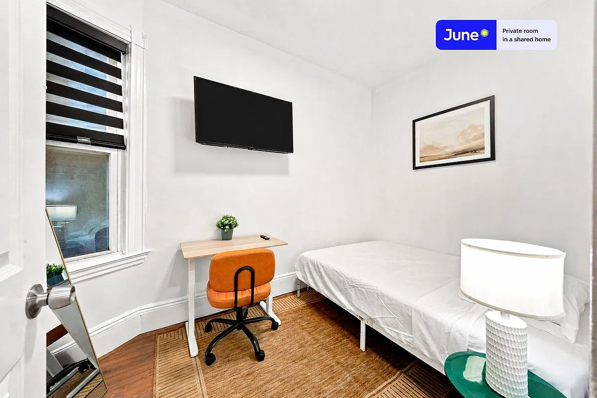 Queen bedroom in 7 bed/2 bath home in Allston #834 E — Photo 1