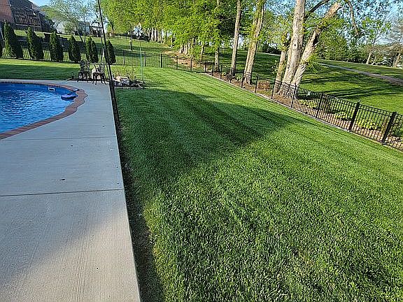 4th image of 412 Fannis Cir