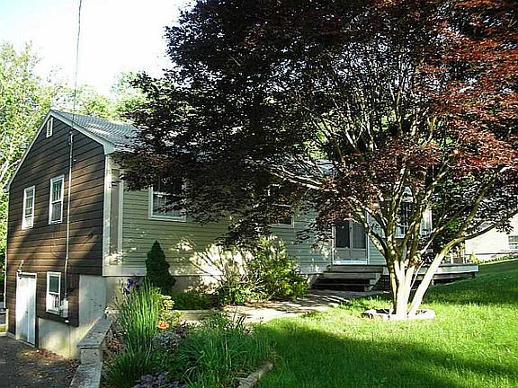 2nd image of 28 Maid Marion Ln