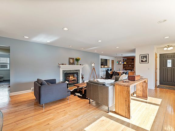 3rd image of 597 Hyacinth Pl