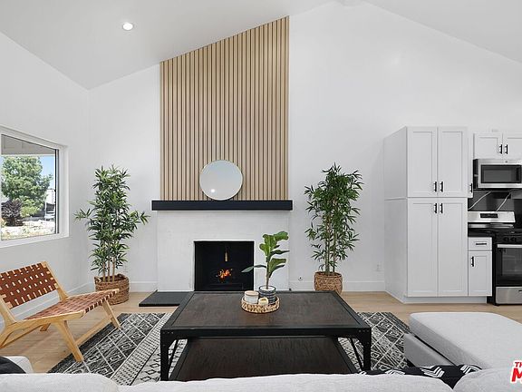 3rd image of 22054 Avenue San Luis
