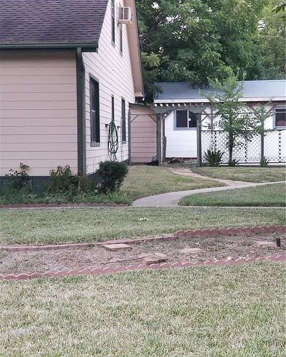 2nd image of 701 N Avenue H