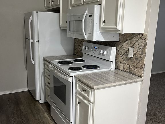 2nd image of 814 Hardy Springs Cir APT A