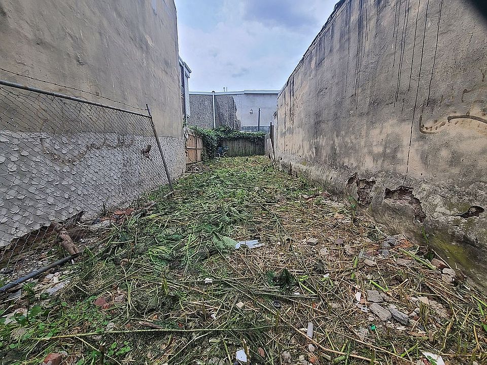 2nd image of 2028 E Somerset St