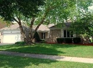 2850 E Country Lake Rd, Arlington Heights, IL 60004