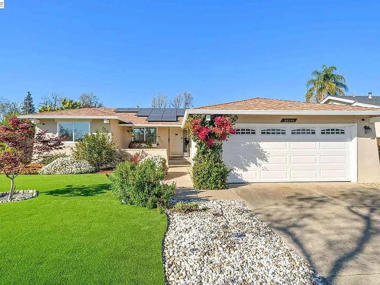 35290 Farnham Dr — Photo 2
