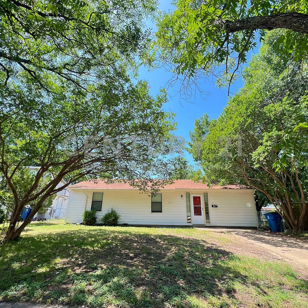 Cute 3/2 in Dallas For Rent! — Photo 1
